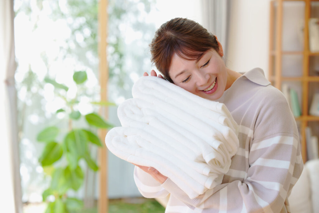 タオルに頬ずりする女性