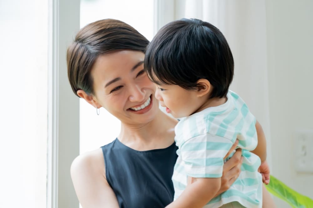 子供を抱っこする女性