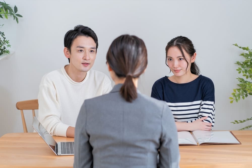 話しを聞くカップル