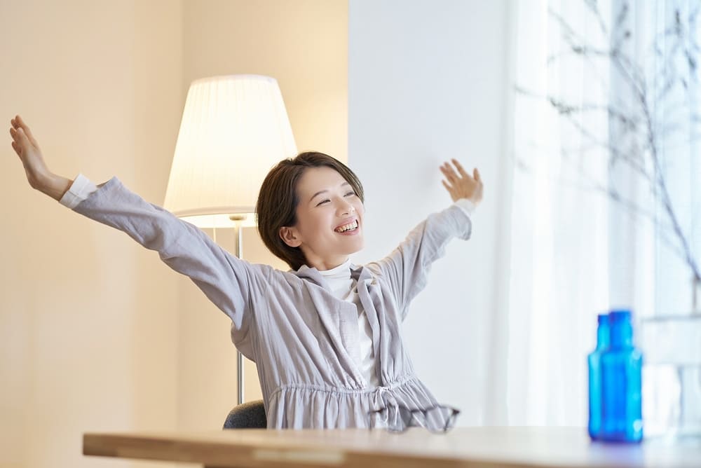 部屋でリラックスする女性