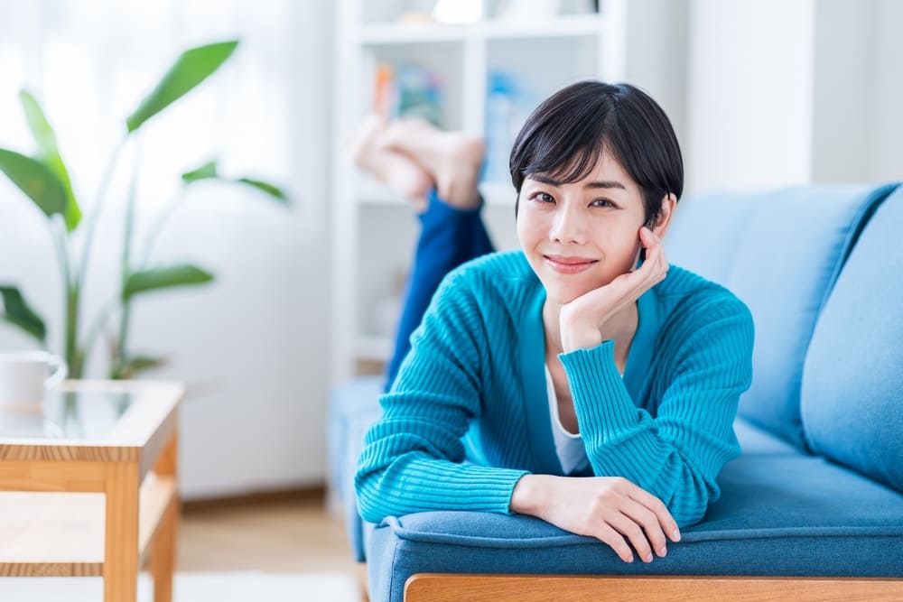 ソファーでくつろぐ若い女性